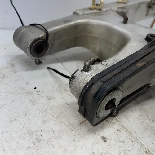 2004 SUZUKI DRZ400E SWINGARM 61000-29F00