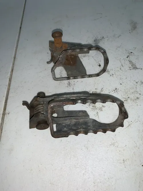 2001 Yamaha TTR 125 Foot Pegs 4DA-27411-00-00