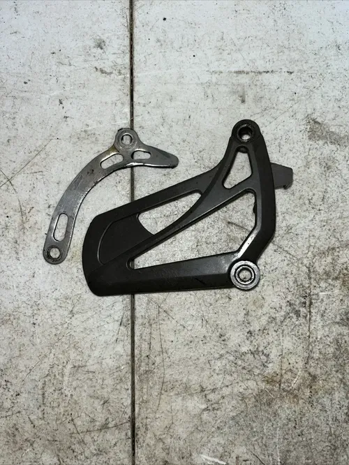 2001 Suzuki RM250 OEM Sprocket Cover Chain Guide Case Crankcase Cap 11360-36E00
