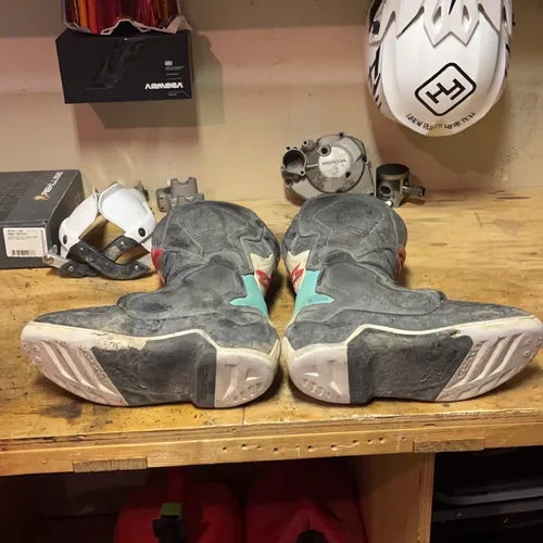 Black/Teal/Red Tech 7s
