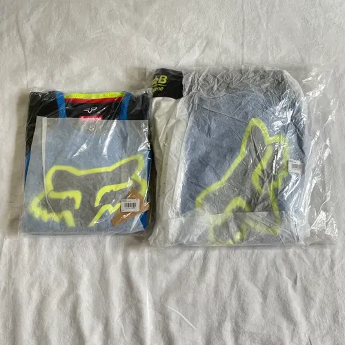 Supreme fox racing red gloves size medium new in plastic for Sale