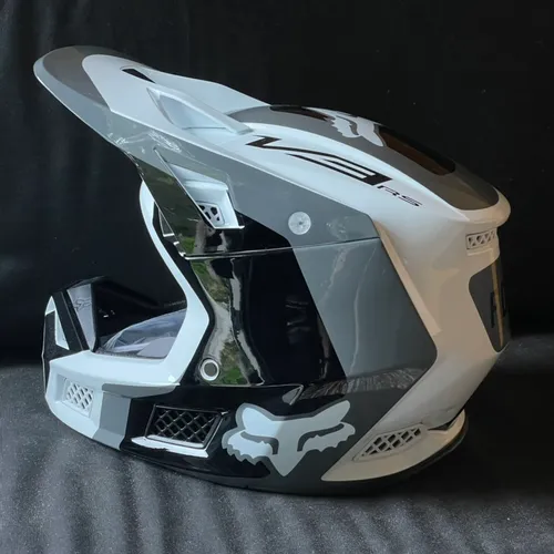 Fox V3RS - White - EFFEKT Helmet - Medium - NEW