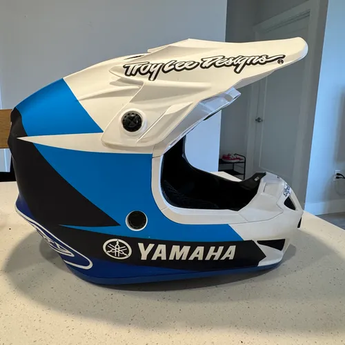 Troy Lee Designs SE4 Yamaha Helmet (Youth Size Medium)