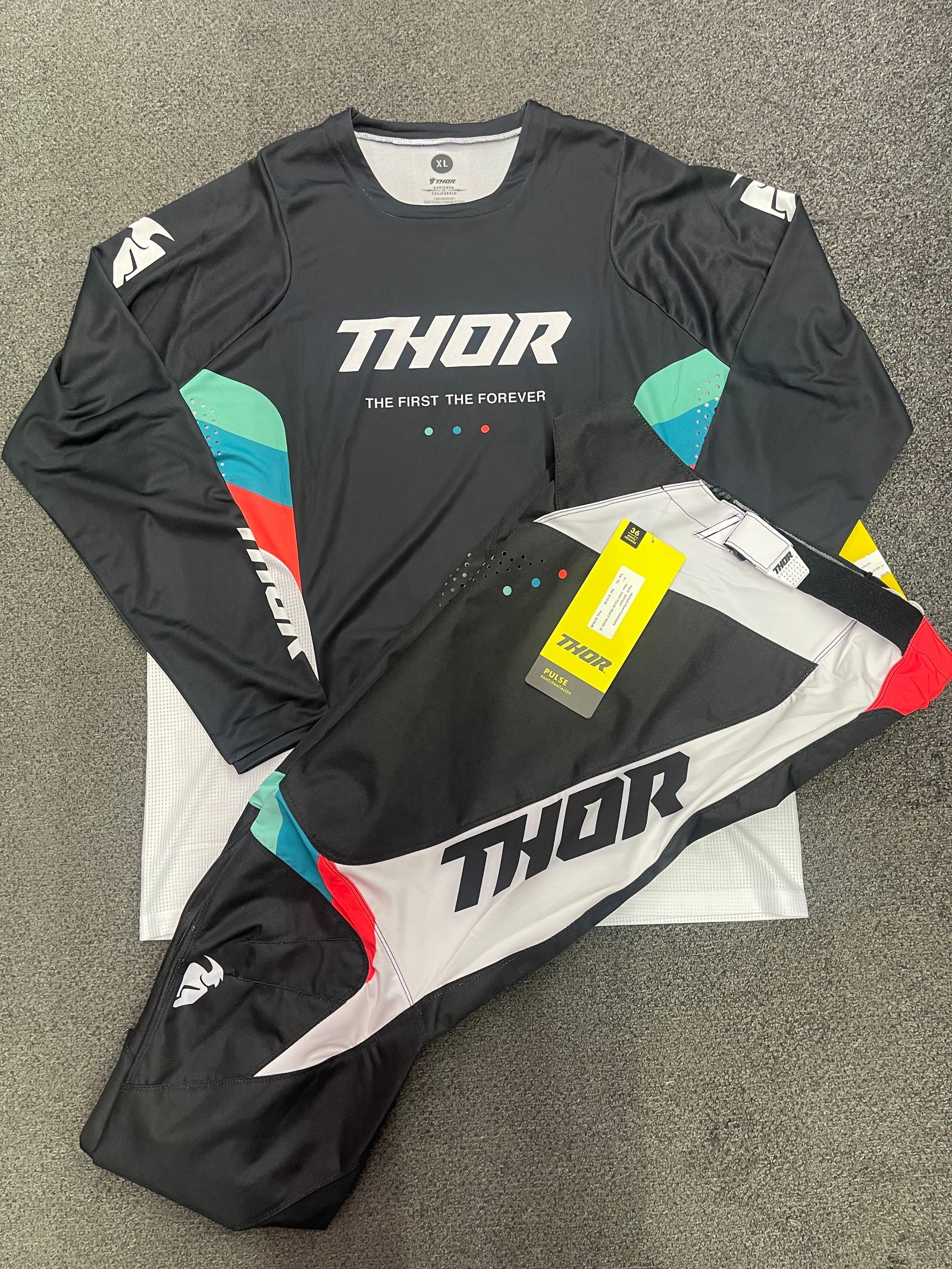 Thor – Pant Pulse React Wh/Bk 36 – Moto Concept – Store