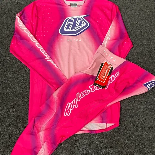 Limited Edition Troy Lee Designs BLURR Gear Combo Pink