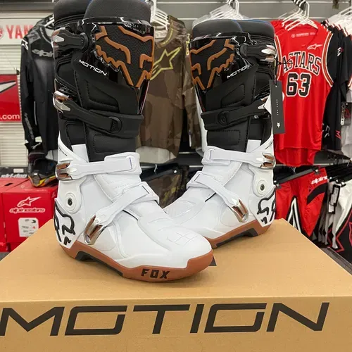 24' Fox Motion Boot BLK/WHT/GUM