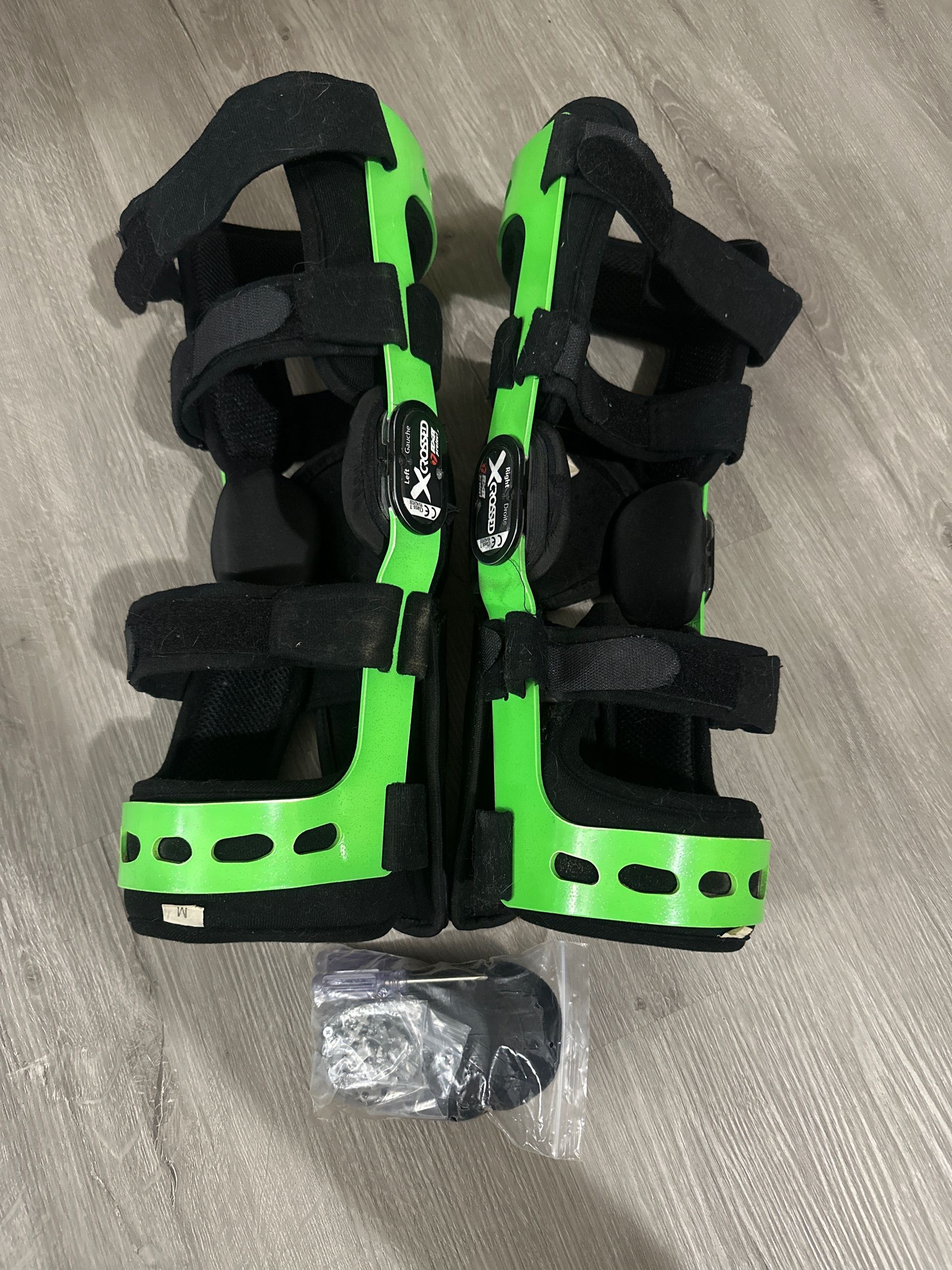 RXR Crossed Knee Braces (M)
