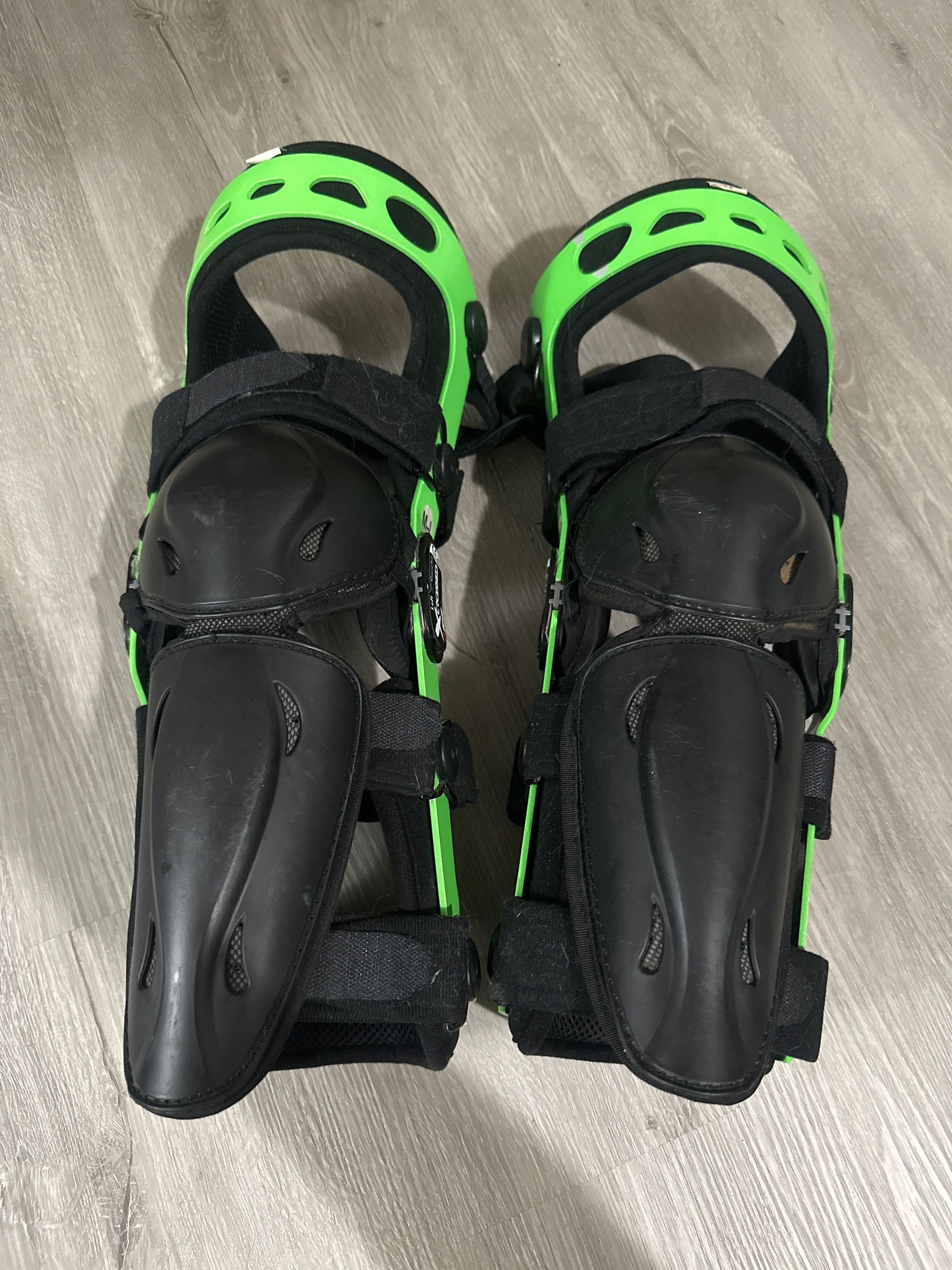 RXR Crossed Knee Braces (M)
