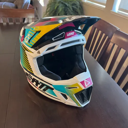 Leatt Helmets 8.5 - Size M