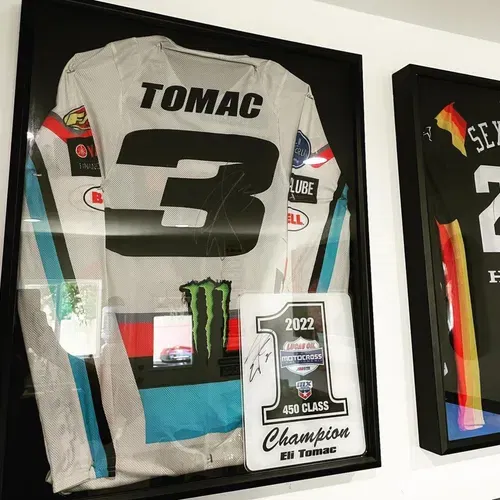 Eli Tomac 2022 Jersey & Plate