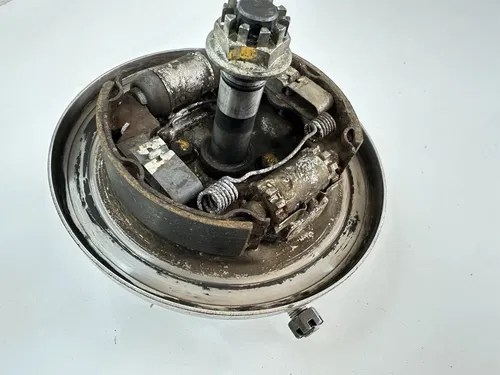 93 94 95 HONDA TRX 300 TRX300 FOURTRAX 2X4 LEFT FRONT KNUCKLE & BRAKE PLATE ASSY