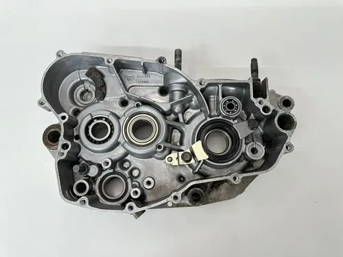 OEM 99 00 01 YAMAHA YZ250 YZ 250 RIGHT SIDE ENGINE MOTOR CASE CRANKCASE