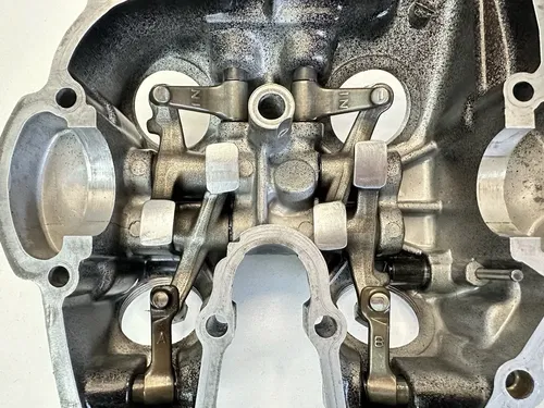 USED OEM 1985 85 HONDA XR250R XR 250 R CYLINDER HEAD COVER W ROCKER ARMS