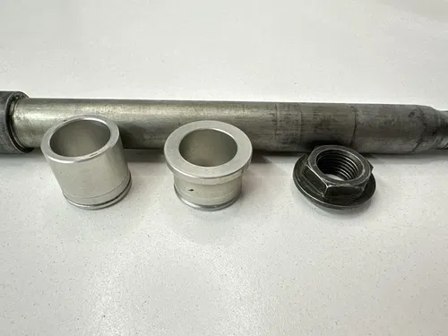 99-04 YAMAHA YZ 125 250 YZ250F / 03 04 YZ450F FRONT WHEEL AXLE W SPACERS & NUT