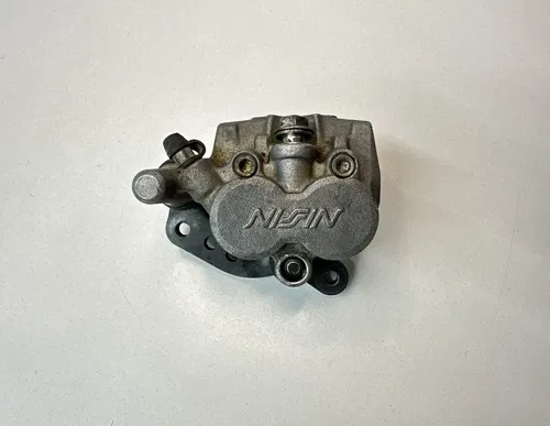 #2 OEM 92-95 SUZUKI RM 125 RM125 FRONT BRAKE CALIPER & MOUNT 59300-27C11-999
