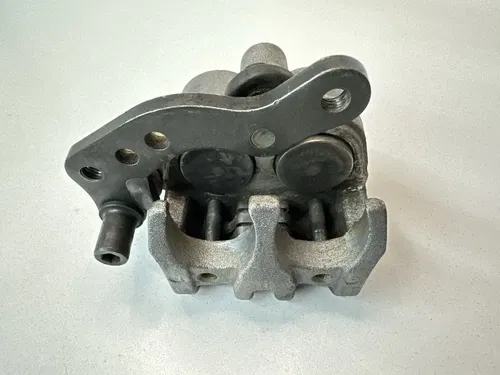 #2 OEM 92-95 SUZUKI RM 125 RM125 FRONT BRAKE CALIPER & MOUNT 59300-27C11-999