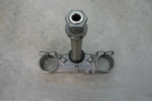 USED OEM 93 94 95 SUZUKI RM250 RM 250 STEERING STEM LOWER TRIPLE TREE FORK CLAMP