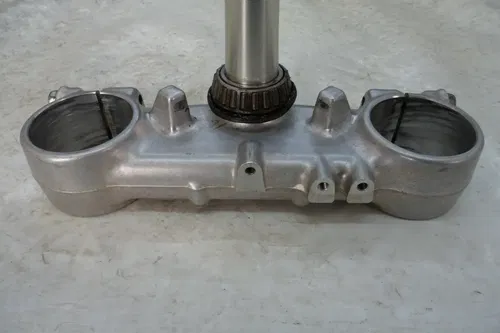 USED OEM 93 94 95 SUZUKI RM250 RM 250 STEERING STEM LOWER TRIPLE TREE FORK CLAMP