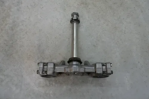 USED OEM 93 94 95 SUZUKI RM250 RM 250 STEERING STEM LOWER TRIPLE TREE FORK CLAMP
