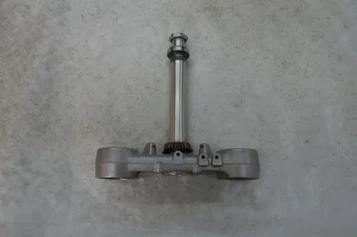USED OEM 93 94 95 SUZUKI RM250 RM 250 STEERING STEM LOWER TRIPLE TREE FORK CLAMP