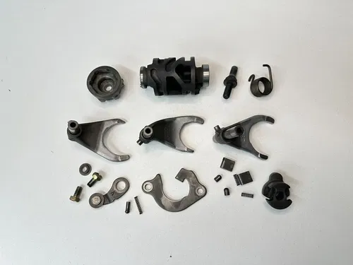 98 99 00 01 YAMAHA WR400F WR426F YZ400F YZ426F GEAR SHIFT DRUM CAM & FORKS ASSY