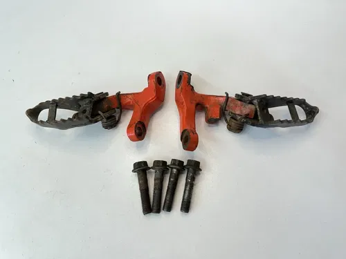 OEM 1985 85 HONDA XR250R XR 200 250 R XR200R LEFT & RIGHT FOOT PEGS & MOUNTS