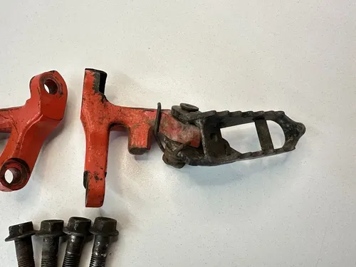OEM 1985 85 HONDA XR250R XR 200 250 R XR200R LEFT & RIGHT FOOT PEGS & MOUNTS