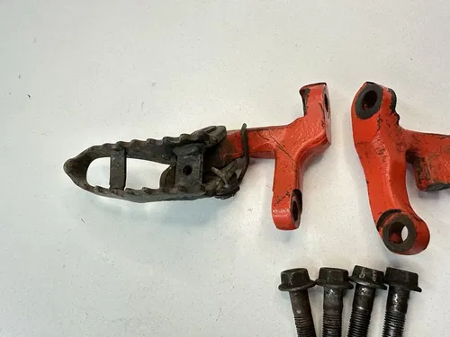 OEM 1985 85 HONDA XR250R XR 200 250 R XR200R LEFT & RIGHT FOOT PEGS & MOUNTS