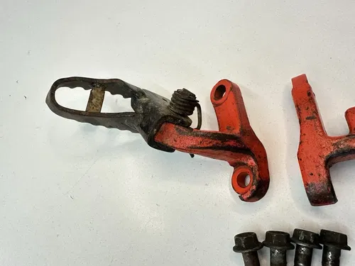 OEM 1985 85 HONDA XR250R XR 200 250 R XR200R LEFT & RIGHT FOOT PEGS & MOUNTS