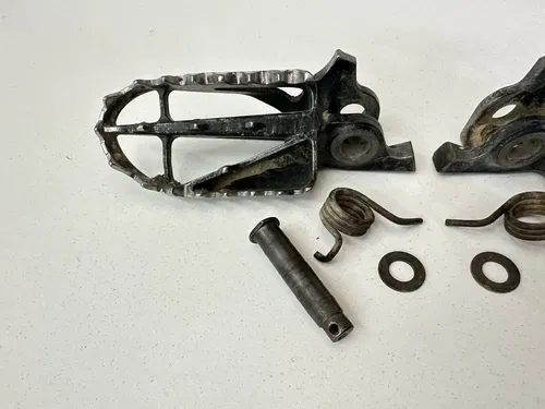 USED OEM 04-11 HONDA CRF250R CRF450R / 04-17 CRF250X CRF450X FOOT PEGS SET PAIR