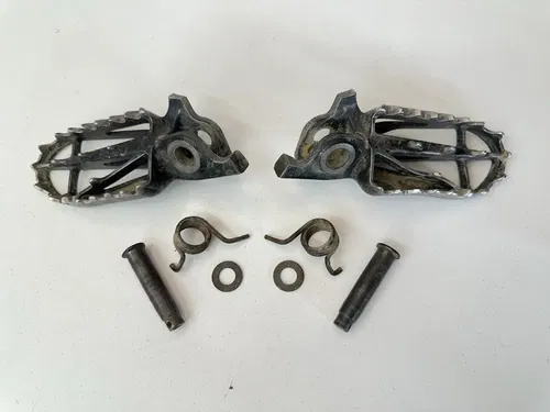 USED OEM 04-11 HONDA CRF250R CRF450R / 04-17 CRF250X CRF450X FOOT PEGS SET PAIR