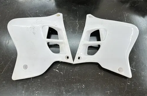 USED 93 94 95 YAMAHA YZ 125 250 UFO WHITE LEFT & RIGHT GAS FUEL TANK SHROUDS