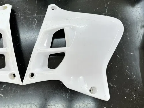 USED 93 94 95 YAMAHA YZ 125 250 UFO WHITE LEFT & RIGHT GAS FUEL TANK SHROUDS