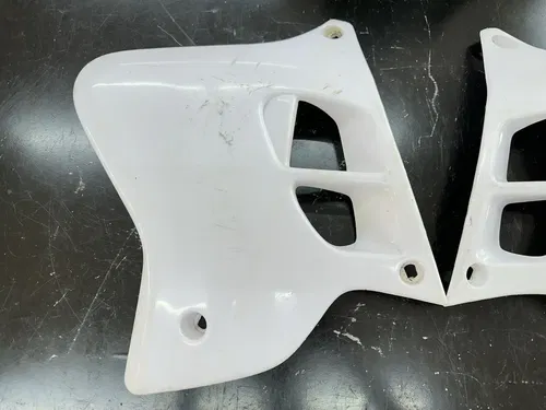 USED 93 94 95 YAMAHA YZ 125 250 UFO WHITE LEFT & RIGHT GAS FUEL TANK SHROUDS