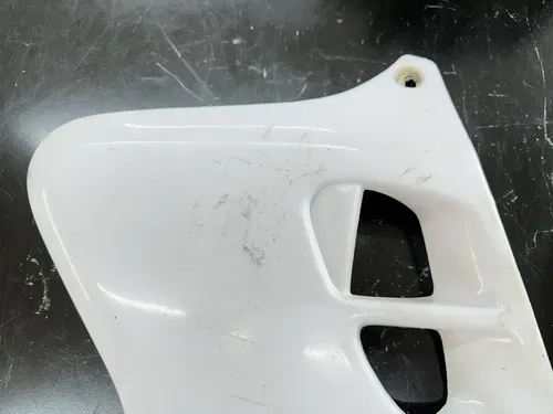 USED 93 94 95 YAMAHA YZ 125 250 UFO WHITE LEFT & RIGHT GAS FUEL TANK SHROUDS