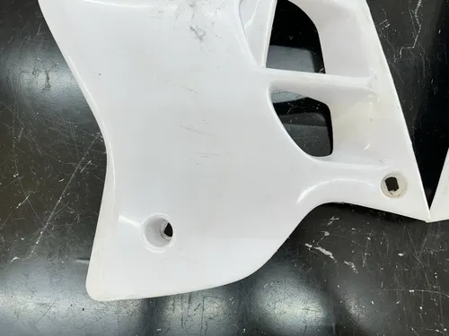 USED 93 94 95 YAMAHA YZ 125 250 UFO WHITE LEFT & RIGHT GAS FUEL TANK SHROUDS
