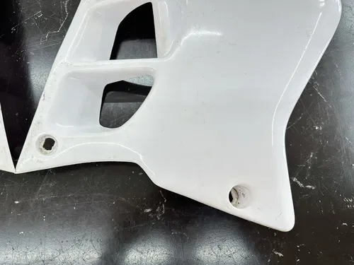 USED 93 94 95 YAMAHA YZ 125 250 UFO WHITE LEFT & RIGHT GAS FUEL TANK SHROUDS