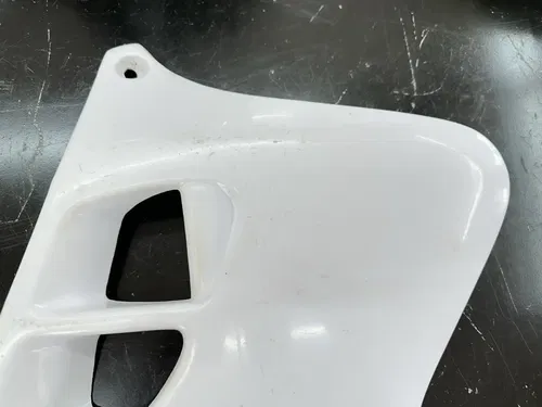 USED 93 94 95 YAMAHA YZ 125 250 UFO WHITE LEFT & RIGHT GAS FUEL TANK SHROUDS