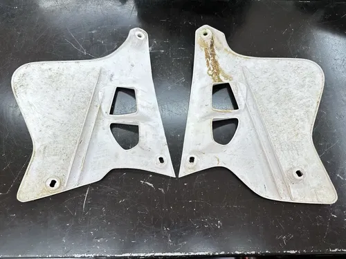 USED 93 94 95 YAMAHA YZ 125 250 UFO WHITE LEFT & RIGHT GAS FUEL TANK SHROUDS