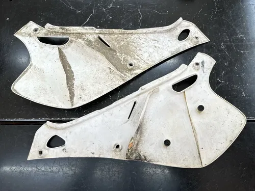 USED 93 94 95 YAMAHA YZ 125 250 WHITE LEFT & RIGHT NUMBER PLATES SIDE COVERS