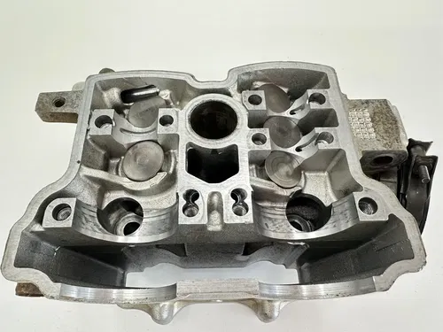 #2  2005 05 2006 06 YAMAHA YZ250F CYLINDER HEAD W VALVES & CAMSHAFT CAPS TOWER