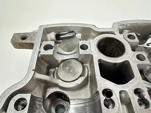 #2  2005 05 2006 06 YAMAHA YZ250F CYLINDER HEAD W VALVES & CAMSHAFT CAPS TOWER