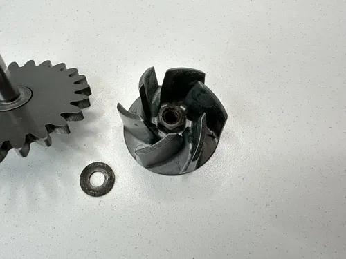#2 OEM 05-25 SUZUKI RMZ450 RMZ RM-Z 450 WATER PUMP IMPELLER SHAFT & GEAR ASSY