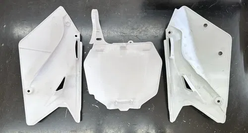 07 2007 SUZUKI RMZ450 RMZ RM-Z 450 LEFT & RIGHT SIDE PANELS & FRONT NUMBER PLATE