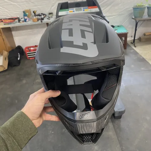 Leatt 9.5 Carbon Helmet Size Lg