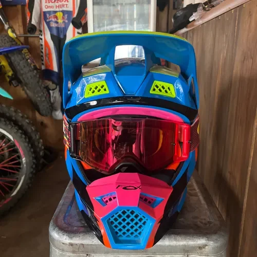 Fox Racing V3 Helmet 