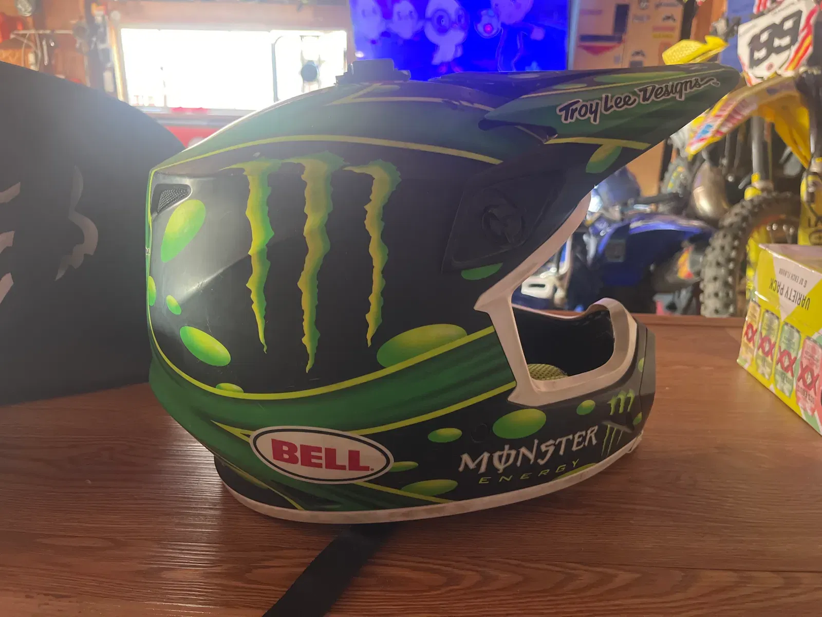 Casque Bell Helmets MX-9 Mips McGrath Showtime Monster Replica