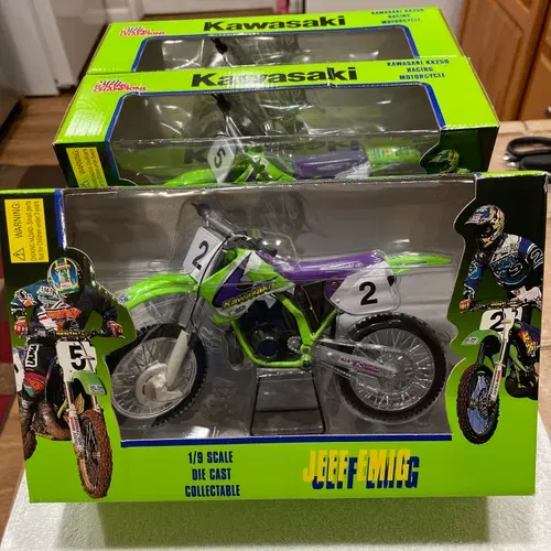 Racing Champions Compete Set Team Kawasaki 1/9th Scale Die-Cast Collectibles