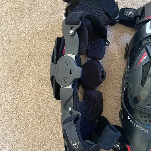 Leatt X-Frame Knee Braces - Size M