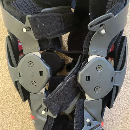 Leatt X-Frame Knee Braces - Size M Leatt X-Frame Knee Braces - Size M